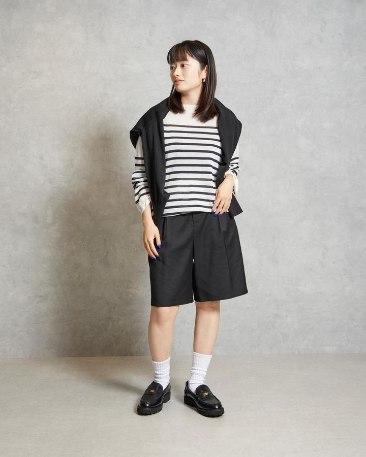 画像: ニットトップス￥9,020・肩にかけたカーディガン￥9,460・パンツ￥6,490・”Damerino”のシューズ￥6,490・”Siya earrings”の ピアス￥19,140（全てNANO universe）