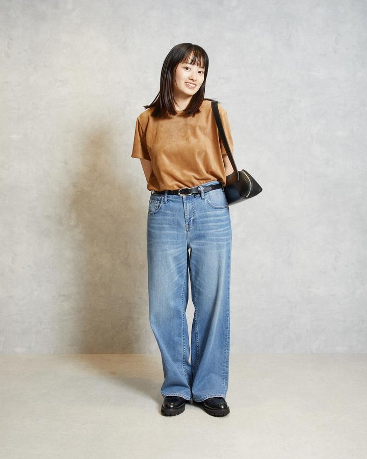 画像: トップス￥7,920・”Pink Pepper Midrise”別注パンツ￥16,500・”Damerino”のシューズ￥6,490・”FIGRE”のボディバッグ￥18,700・ベルト￥16,500（全てNANO universe ）