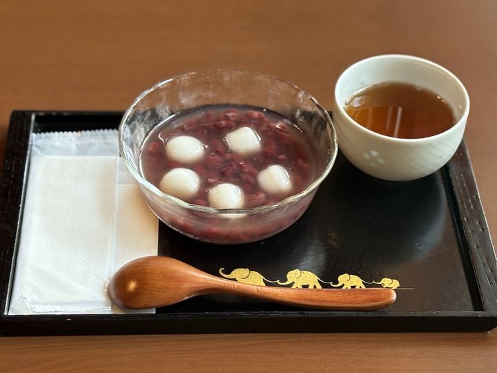 「白玉ぜんざい(冷・温)とほうじ茶のセット」600円