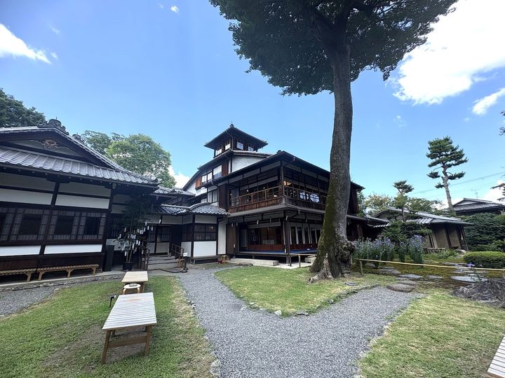 建物左から玄関棟、主屋、茶室