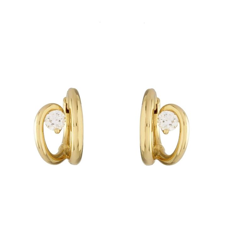 「セルティ スキュルテ」ピアス（18KYJ×ダイヤモンド）片耳￥264,000 両耳￥528,000