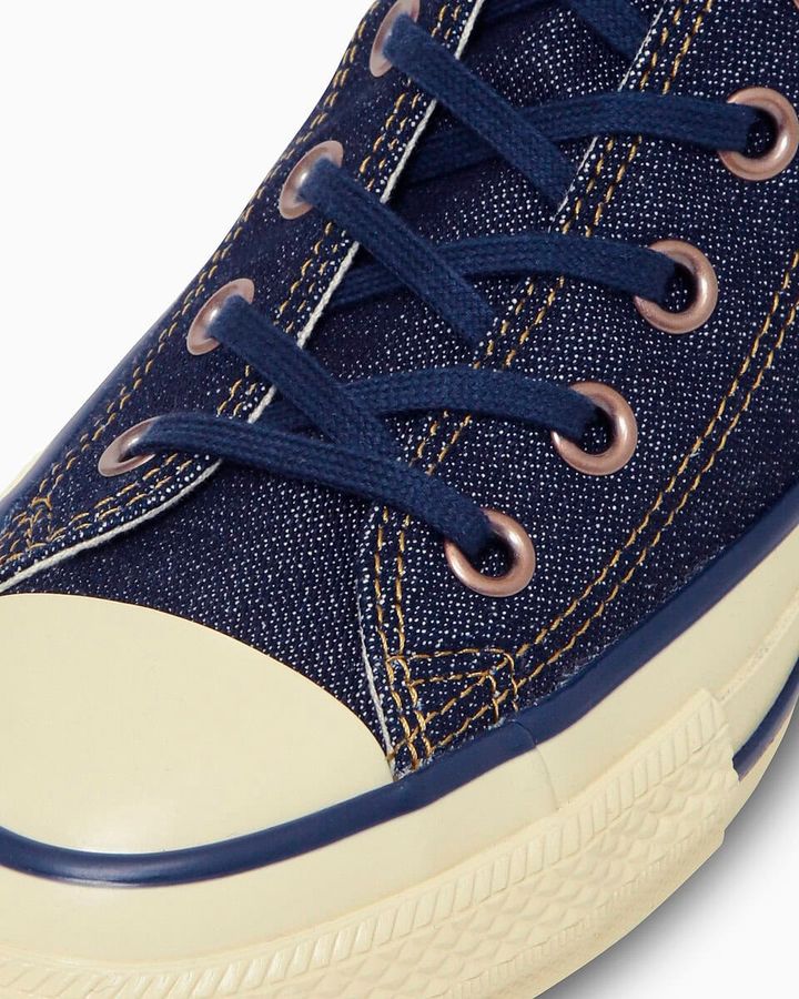 裏使いした踵紐や、オレンジのステッチ、アンティークカッパーのハトメなど、Wranglerのデニムパンツの構造や美意識を随所に反映。