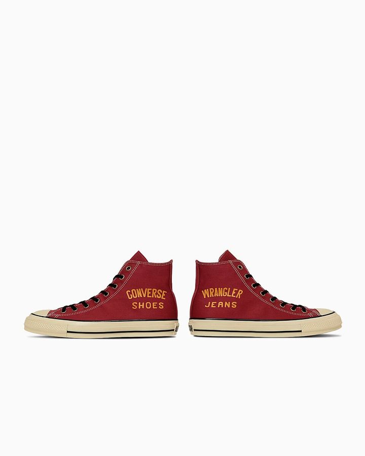 左足外腰には「CONVERSE SHOES」 、右足には「WRANGLER JEANS」の文字をプリント。アイキャッチとして機能する左右非対称デザインが特徴となっている。