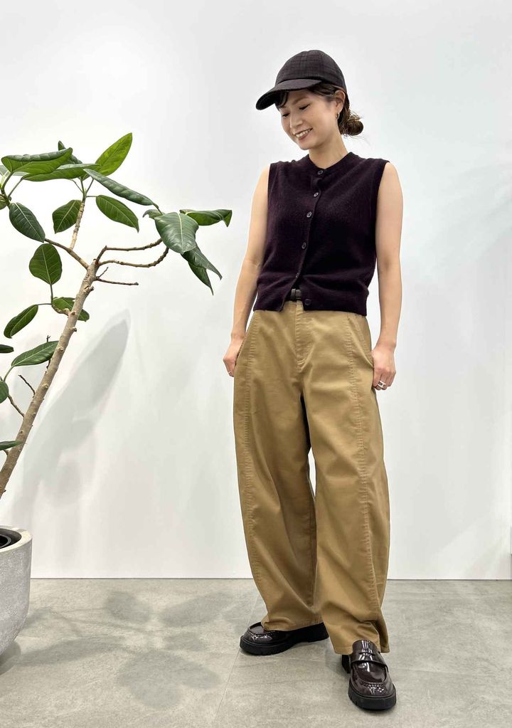 画像: 【ユニクロ：シー】コットンカーブアンクルパンツ¥4,990、カシミヤクルーネックショートベスト¥8,990、アジャスタブルキャップウールブレンド¥1,990 www.uniqlo.com