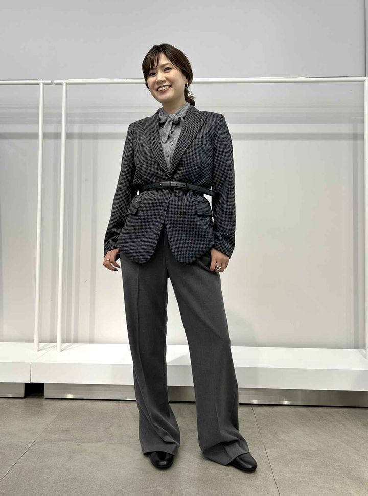 画像: 【ユニクロ：シー】ツイードテーラードジャケット¥9,990、カシミヤクルーネックショートベスト¥8,990、カシミヤリラックスVネックセータースカーフつき¥14,900、フレアパンツ¥5,990、レザーベルト¥2,990 www.uniqlo.com