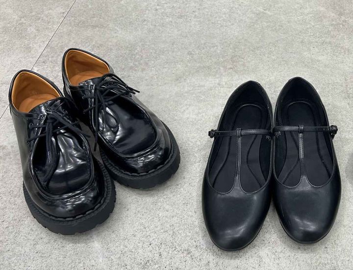 画像: 【ユニクロ：シー】左：レースアップシューズ¥4,990、右：Tストラップバレエシューズ¥3,990 www.uniqlo.com