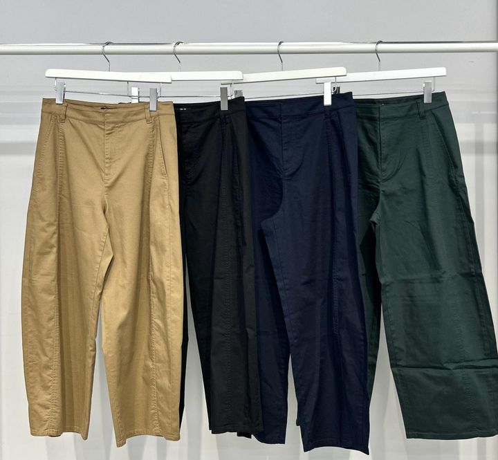 画像: 【ユニクロ：C】コットンカーブアンクルパンツ各¥4,990 www.uniqlo.com