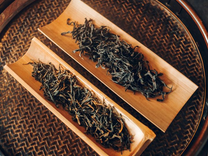 右／甜竹坑産の「鳳凰単叢 老叢 蜜蘭香」。左／雲南紅茶の里。