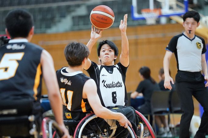 得点源として、また攻撃の起点として活躍した甲信越選抜の知野（中央）