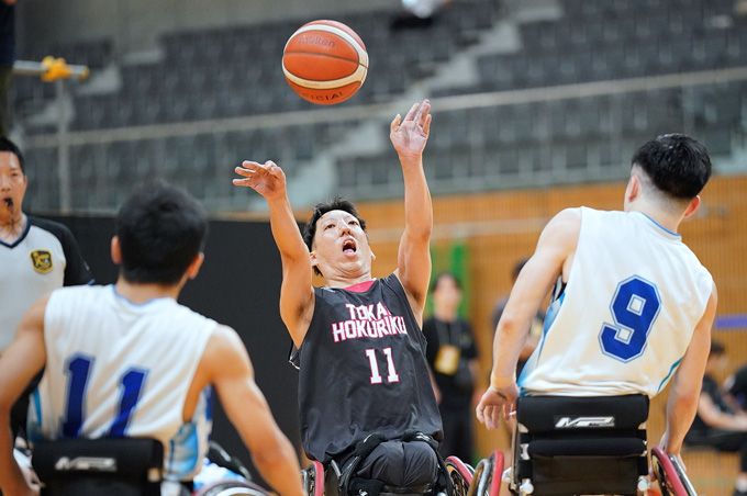 東海北陸選抜の古崎（中央）は攻守でチームをけん引し、大会MVPを受賞した