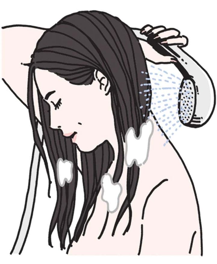 シャワーを下から当てて洗い流す
