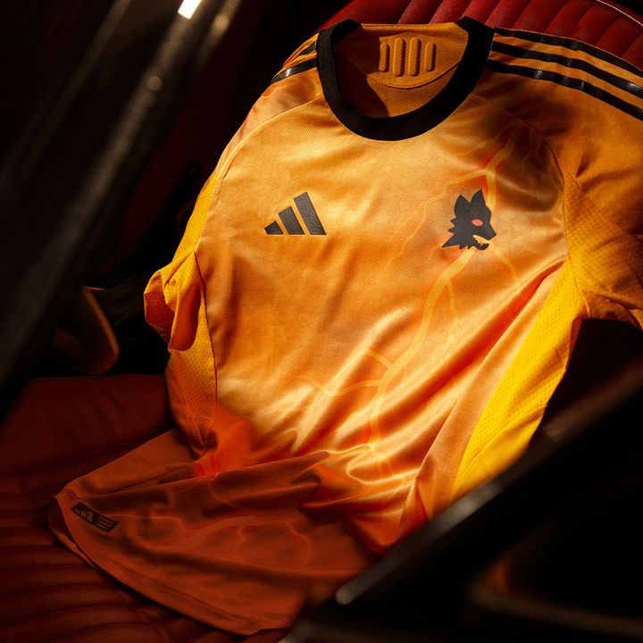 イタリアの名門が「胸スポンサー無し」で新ユニフォームを発表 “ローマ神話”の雷デザイン