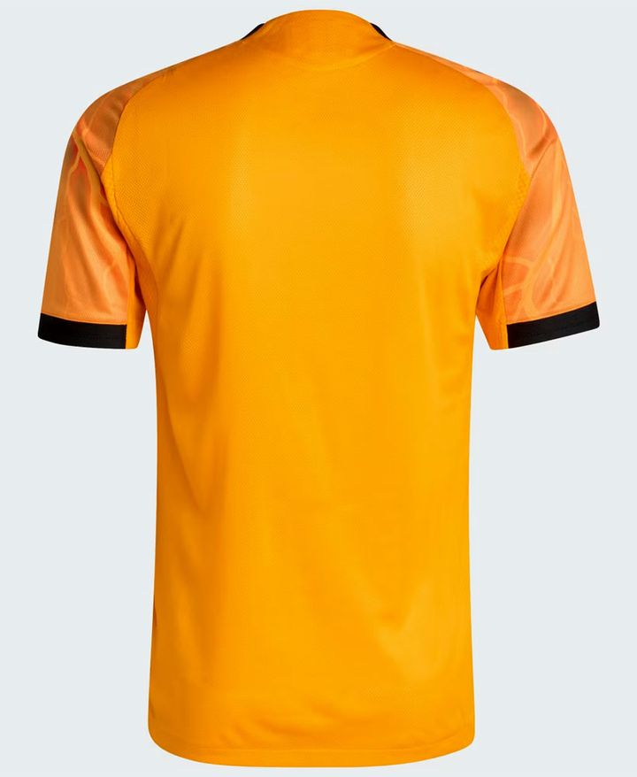 イタリアの名門が「胸スポンサー無し」で新ユニフォームを発表 “ローマ神話”の雷デザイン