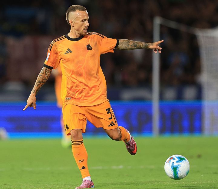 イタリアの名門が「胸スポンサー無し」で新ユニフォームを発表 “ローマ神話”の雷デザイン