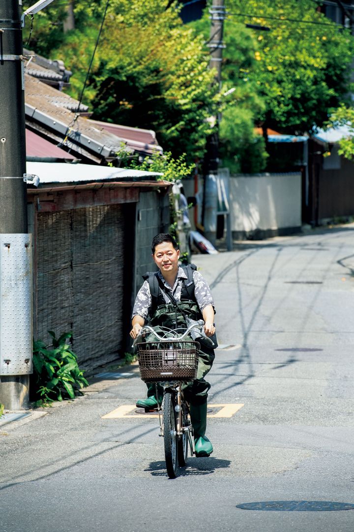 自転車で登場した横山さん