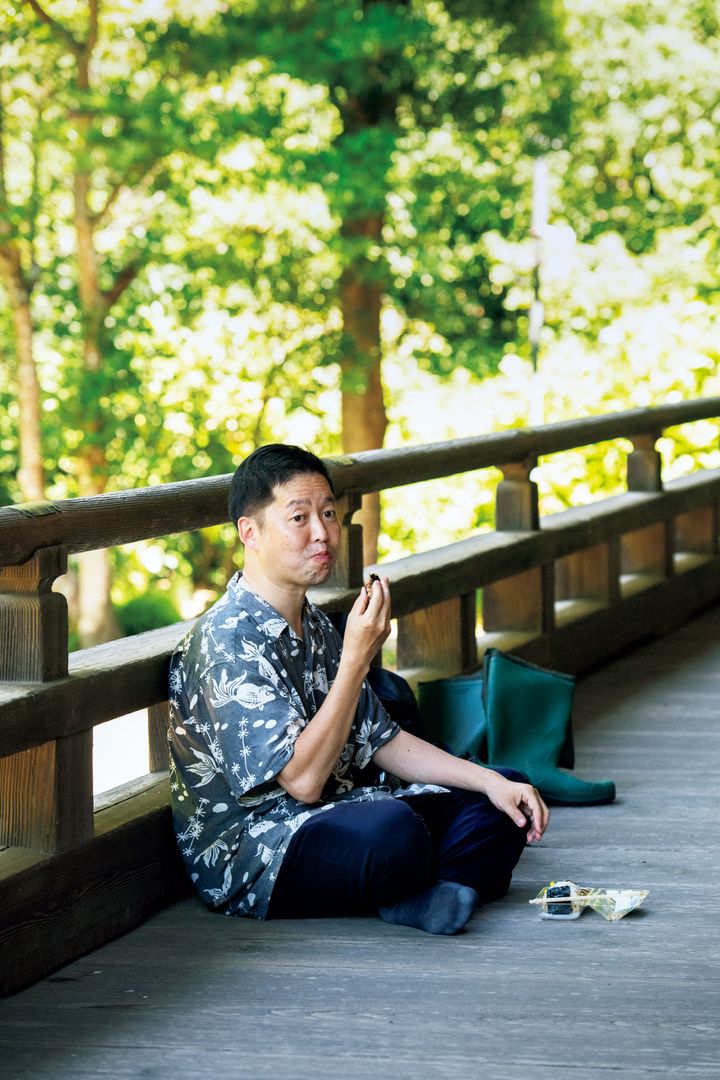 境内でおにぎりを食べる横川さん