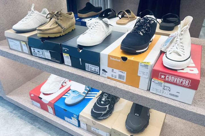 画像: 『コンバース（CONVERSE）』や『ナイキ（NIKE）』との別注モデルが多くそろうスニーカーは、すぐに売れてしまう超人気商品。サイズが合うなら即購入がおすすめ store.united-arrows.co.jp