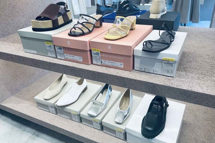 画像: 今すぐはける人気ブランドのサンダルやパンプスも豊富にラインナップ。狙い目は長くはけそうなベーシックデザインのもの store.united-arrows.co.jp
