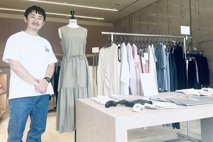 画像: LTDストアを企画・運営する、アウトレット本部 事業戦略部 催事課の鈴木健司さん（左） store.united-arrows.co.jp