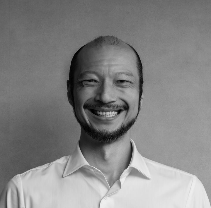 撮影をロケでお願いしようと、河内大和さんを取材した。エレベーターを呼んで待ち構えるスタッフに恐縮した様子でペコリ。撮影の合間も、道ゆく人の邪魔にならないようにと声をかけたり。映画『8番出口』のおじさんのイメージがあまりに強いが、穏やかで優しい人なのだ。