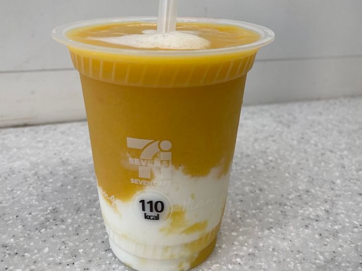 セブンイレブンのマンゴースムージーとR-1