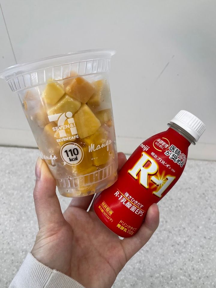 セブンイレブンのマンゴースムージーとR-1
