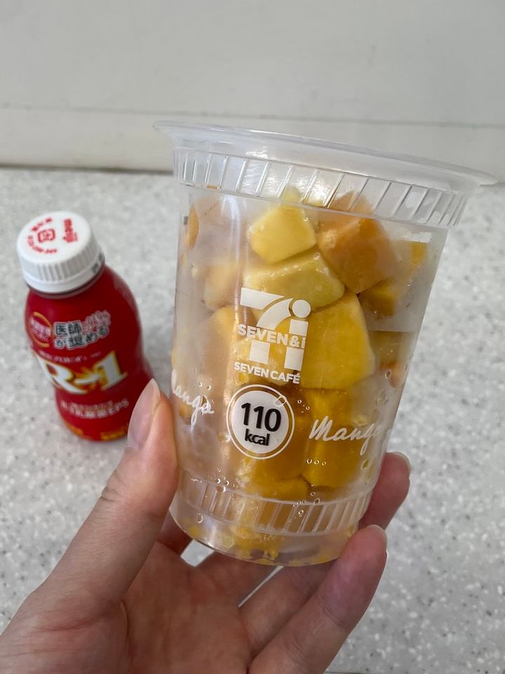 セブンイレブンのマンゴースムージーとR-1