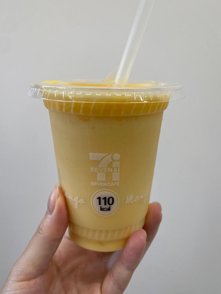 セブンイレブンのマンゴースムージーとR-1