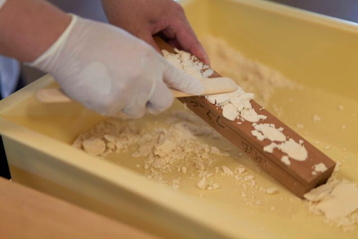 干菓子の作り方①材料を混ぜ、型に詰める