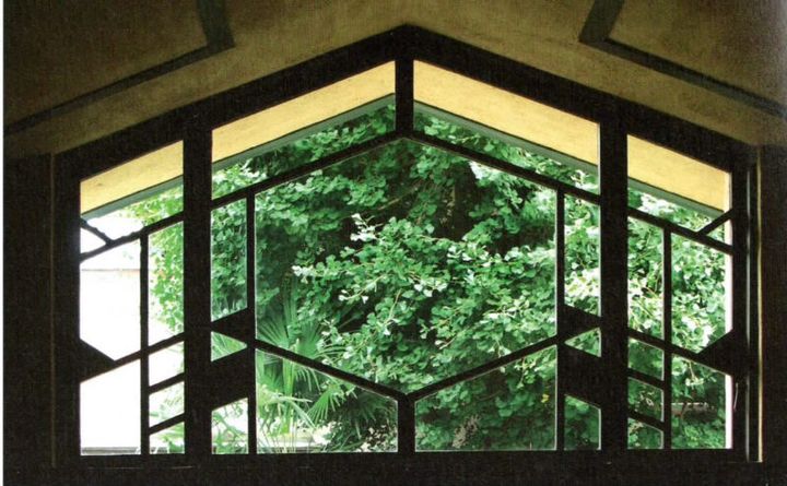 干菓子の型のモチーフにした自由学園明日館の窓②