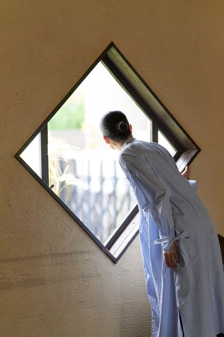 自由学園明日館の窓から外をのぞく桐島かれんさん