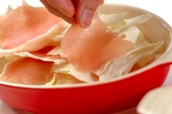 生ハムとキャベツの重ねレンジ蒸しの作り方1