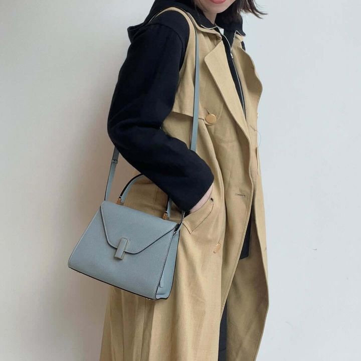 ヴァレクストラのバッグを持った女性