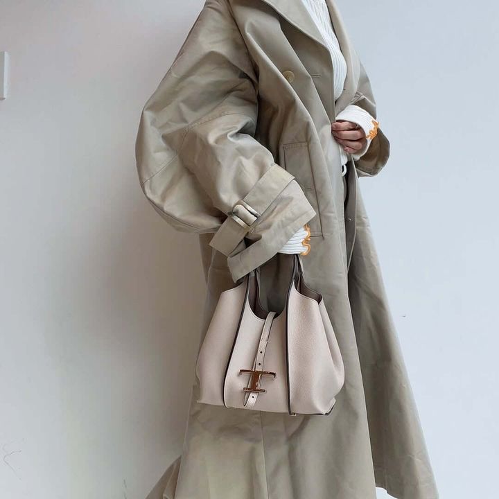 トッズのバッグを持った女性