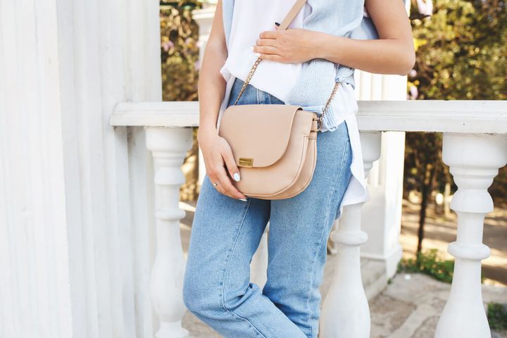 ベージュのバッグを持った女性