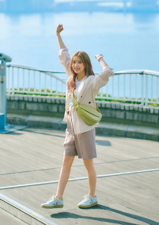 カラーで秋めくきれいめカジュアル通勤コーデ