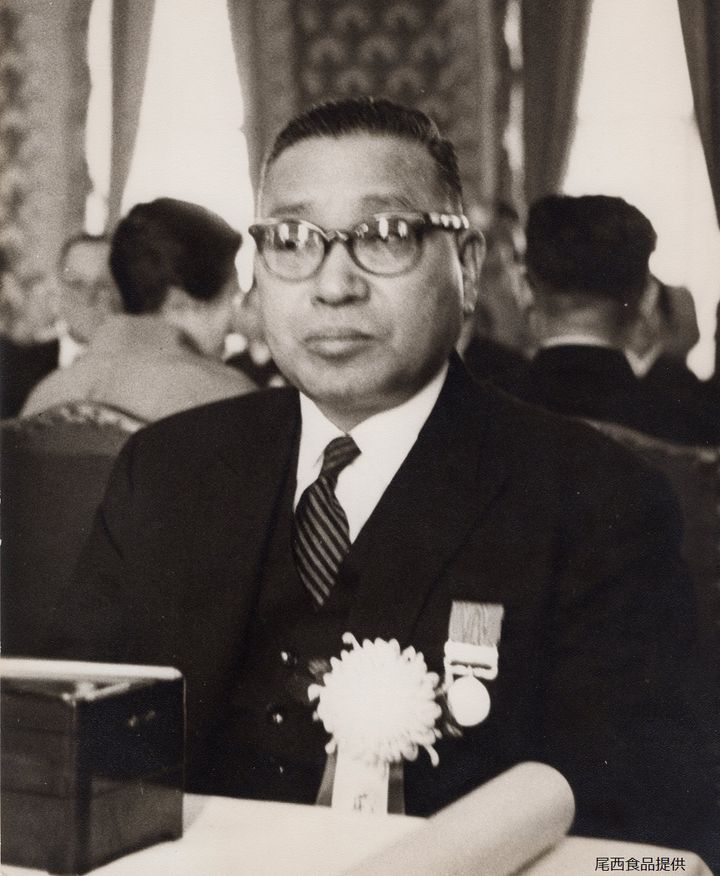 創業者・尾西敏保氏（紫綬褒章受章、首相官邸にて）