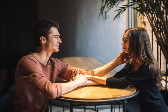 いい雰囲気から進展しない理由とは？恋のタイミング逃さない秘訣