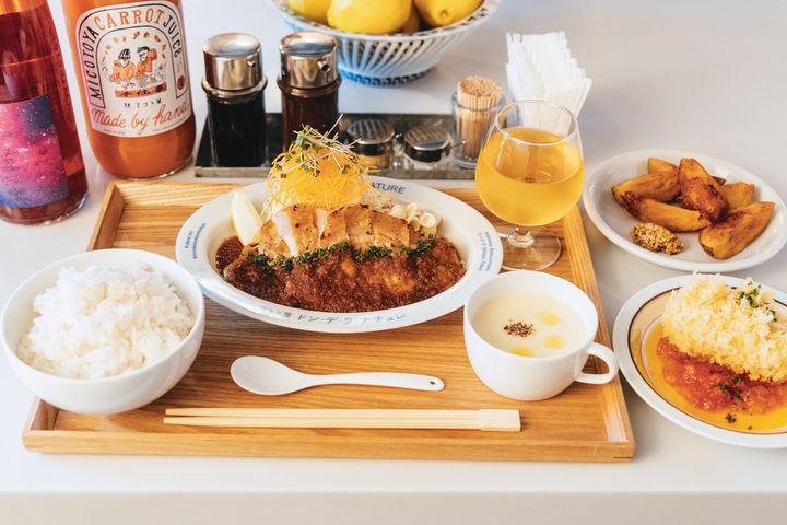 幻水豚のポークジンジャー※ライス・スープ・サラダ付き（1900円）、本ずわい蟹のクリームコロッケ（600円）、十勝 折笠農場の自然栽培フライドポテト（550円）、グラスワイン（1000円～）。