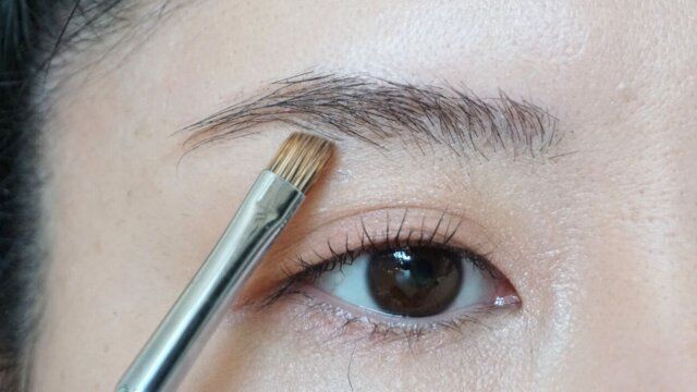 アイブロウワックスをブラシに取る