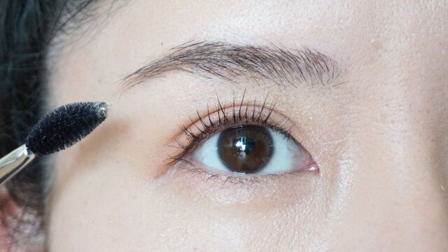 マスカラで眉毛の色を軽くする