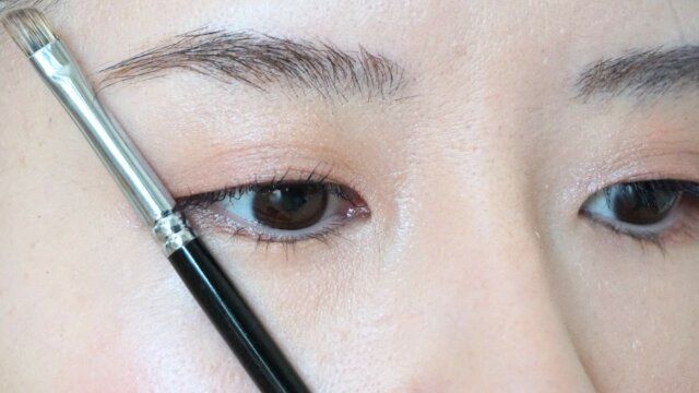 眉尻の長さは、小鼻と目尻を繋いだ延長