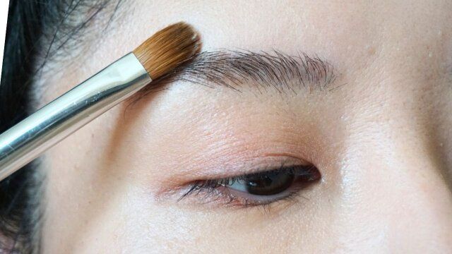 パウダーで眉周りのテカリをおさえる