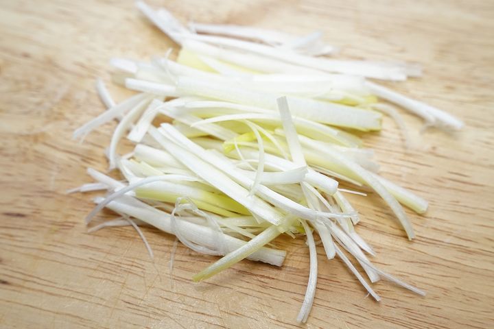 完成した白髪ネギ。簡単にできるのでたっぷり盛ると見た目も盛れます。