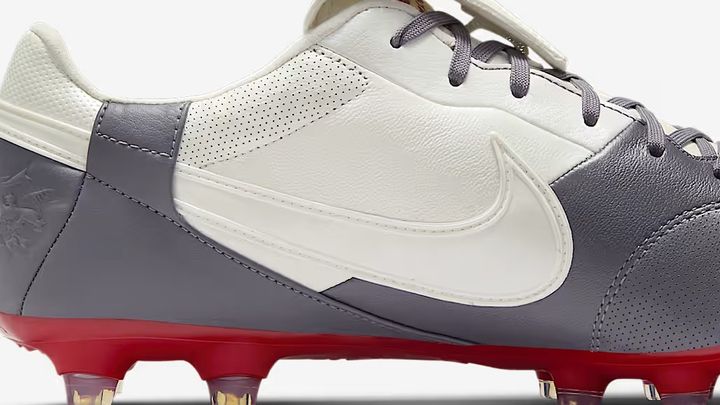 NIKE、サッカーで唯一の“レザースパイク”にNEWカラーが登場！流行りの「トータル90」を彷彿