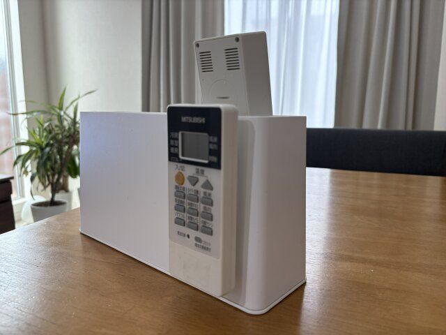 エアコンのリモコンをティッシュケースの裏に浮かせて収納