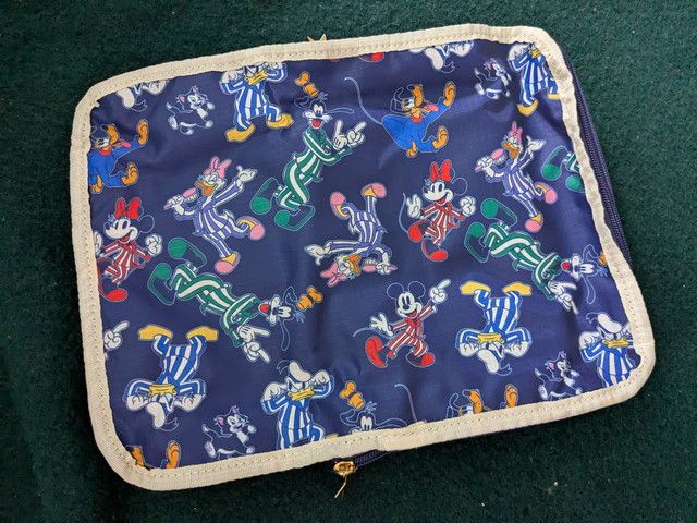 ミッキーたちが描かれた圧縮収納ポーチの全体デザイン