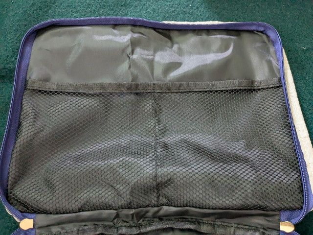 圧縮ファスナーを閉めることで厚みがスリムになる仕様