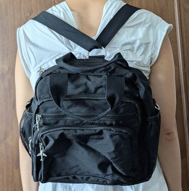 阪急交通社ショルダーバッグ背負ったところ