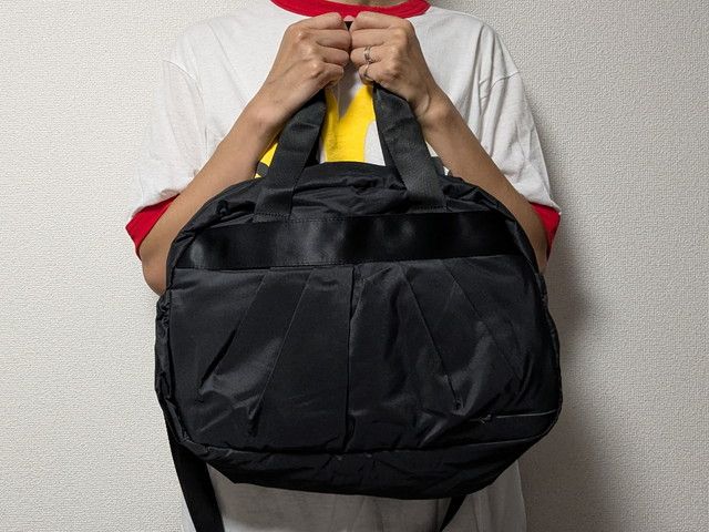 JTB完全監修ボストンバッグ手に持ったところ